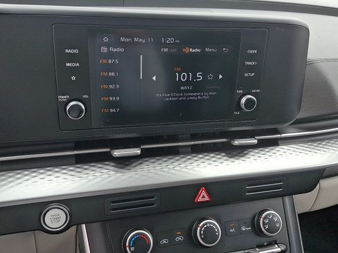 Used 2024 Kia Carnival LX FWD image 17