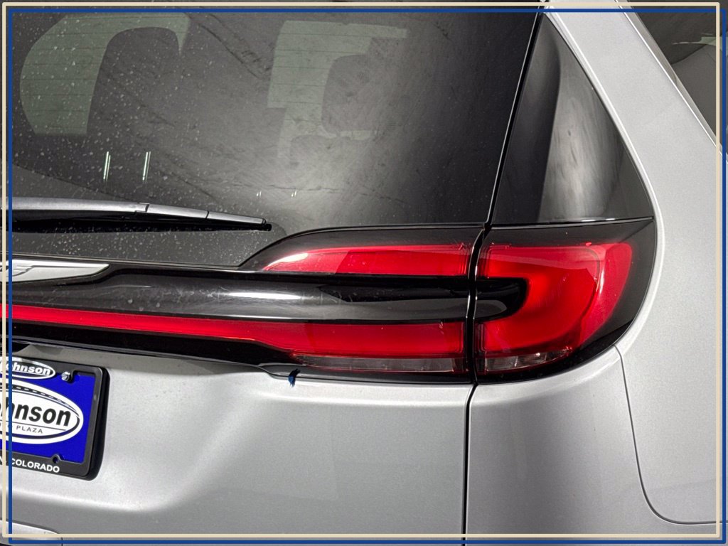 Used 2026 Chrysler Pacifica Select FWD image 10