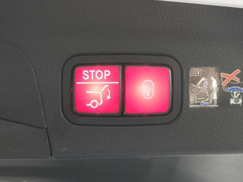 Used 2025 Mercedes-Benz GLE 450e 4MATIC w/ Driver Assistance Package image 32