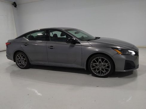 Used 2024 Nissan Altima 2.0 SR FWD image 11