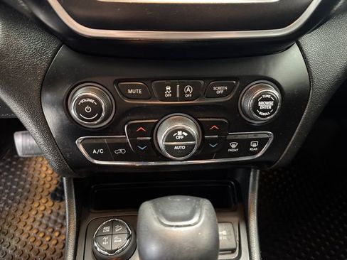 Used 2019 Jeep Cherokee Trailhawk AWD/4WD image 3