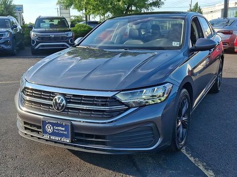 Certified 2023 Volkswagen Jetta SE w/ Panoramic Sunroof Package FWD image 4