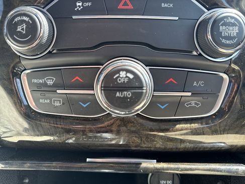 Used 2015 Chrysler 300 C image 19