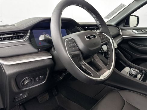 Used 2025 Jeep Grand Cherokee Limited w/ Black Appearance Package RWD image 4