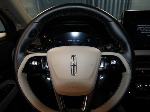 Used 2025 Lincoln Corsair AWD image 12