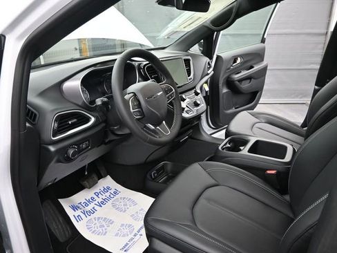 New 2026 Chrysler Voyager LX image 9