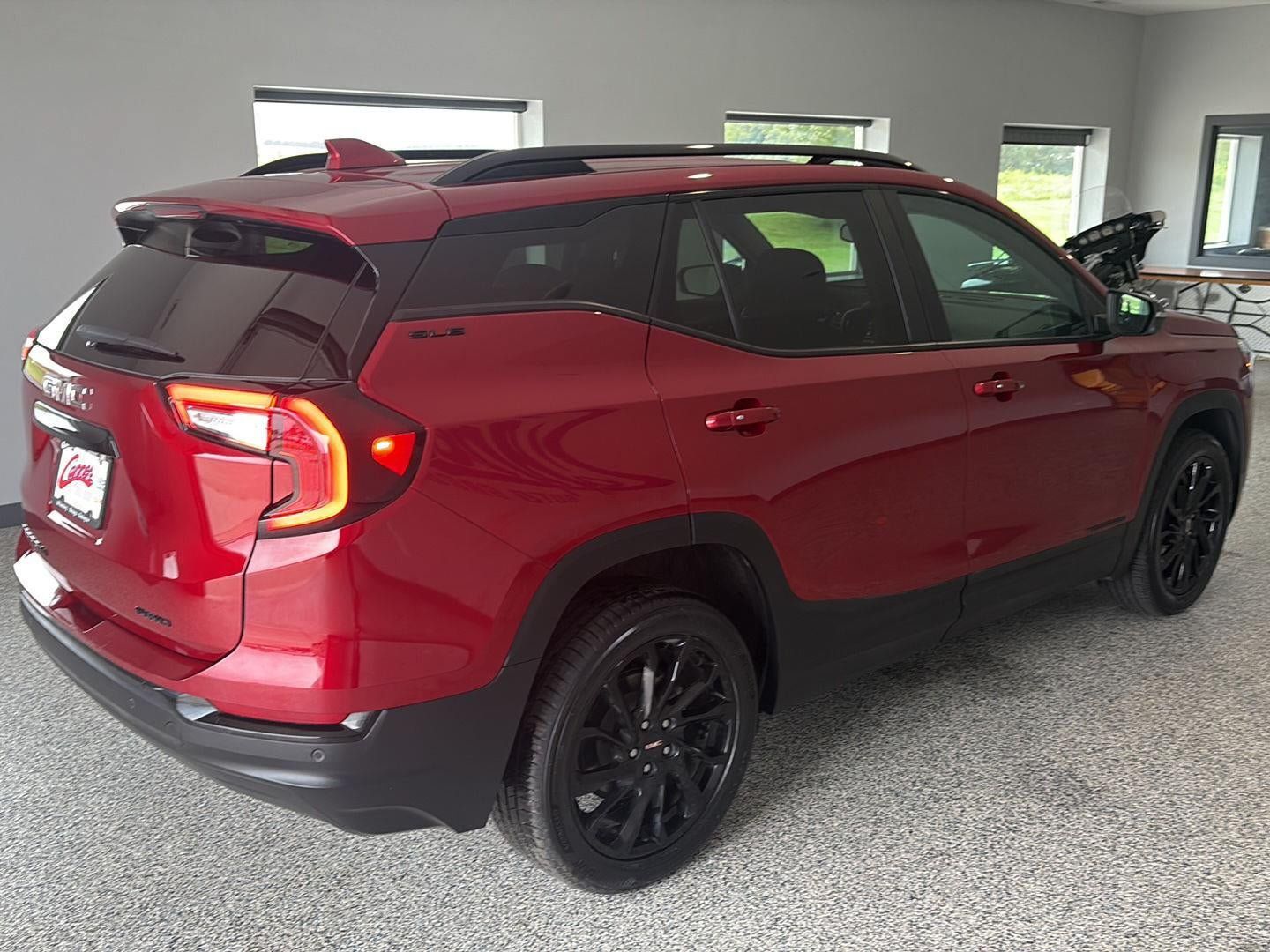 Used 2023 GMC Terrain SLE w/ Driver Convenience Package AWD/4WD image 4