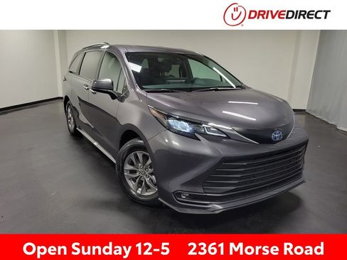 Used 2025 Toyota Sienna XLE AWD/4WD image 1