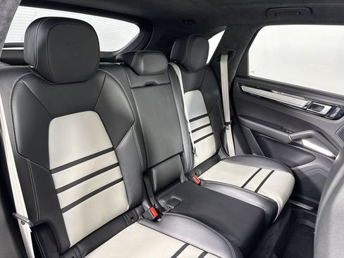 Certified 2023 Porsche Cayenne Turbo AWD/4WD image 22