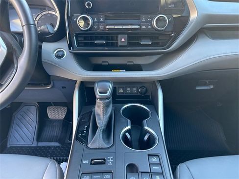 Used 2025 Toyota Highlander XLE image 11