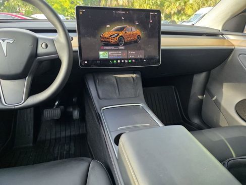 Used 2024 Tesla Model Y Long Range AWD/4WD image 11