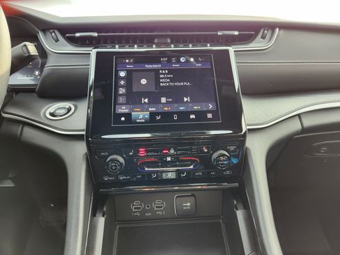 Used 2023 Jeep Grand Cherokee L Laredo image 19