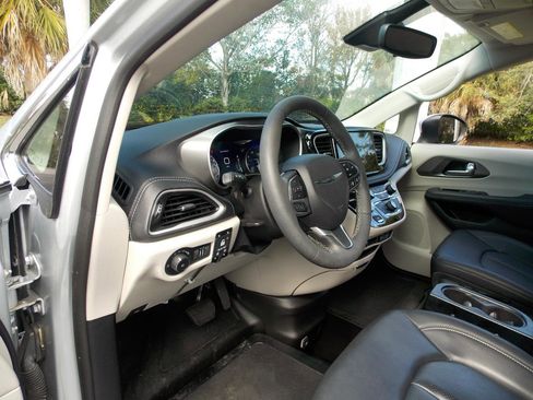 Used 2023 Chrysler Pacifica Touring-L image 22