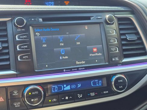 Used 2017 Toyota Highlander XLE AWD/4WD image 24