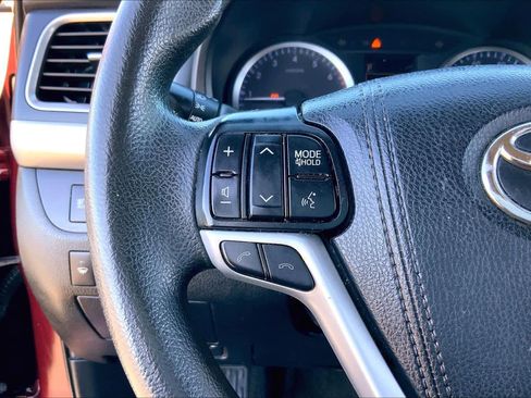 Used 2019 Toyota Highlander LE image 23