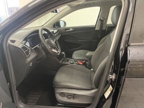 Certified 2025 Volkswagen Taos SE image 7