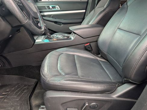 Used 2017 Ford Explorer XLT w/ Equipment Group 202A image 7