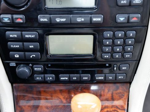 Used 2004 Jaguar XJ8 image 32