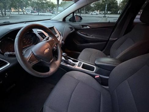 Used 2017 Chevrolet Cruze LS FWD image 9