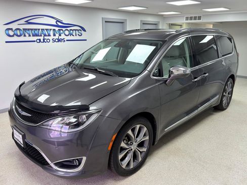 Used 2020 Chrysler Pacifica Limited w/ Tire & Wheel Group FWD image 2