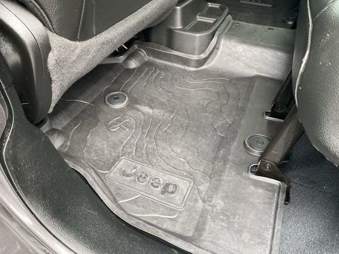 Used 2022 Jeep Wrangler Unlimited Sahara image 21