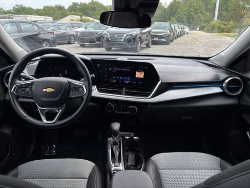 Used 2025 Chevrolet Trax LT w/ LT Convenience Package FWD image 33