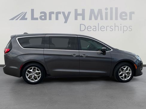 Used 2018 Chrysler Pacifica Touring Plus w/ Tire & Wheel Group FWD image 6