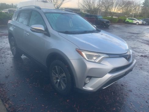 Used 2018 Toyota RAV4 XLE image 4