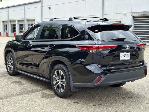Used 2023 Toyota Highlander XLE AWD/4WD image 6