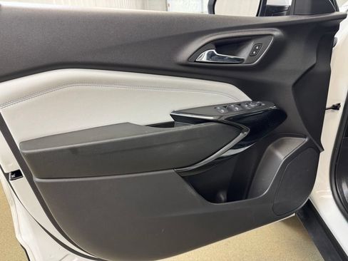 Used 2025 Chevrolet Trax LT w/ LT Convenience Package FWD image 8
