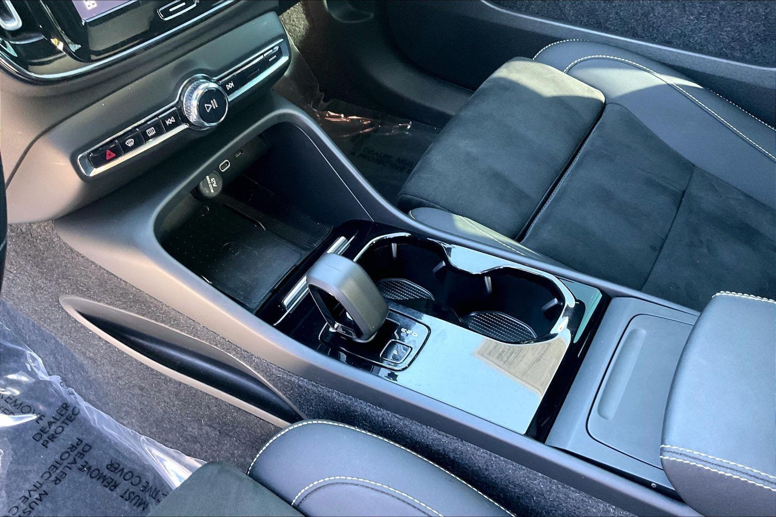 Used 2023 Volvo XC40 Recharge Ultimate AWD/4WD image 15