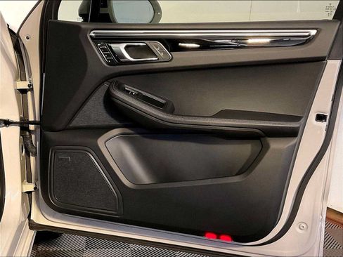 Certified 2023 Porsche Macan AWD/4WD image 26