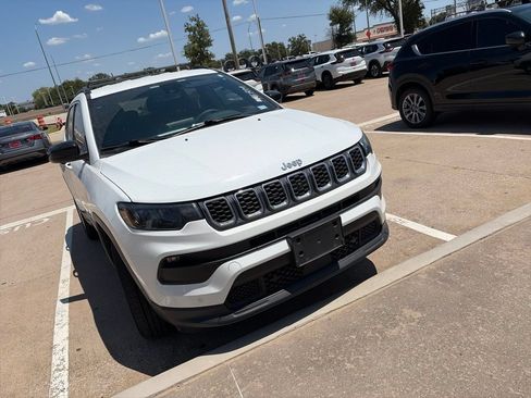 Used 2025 Jeep Compass Latitude w/ Convenience Group AWD/4WD image 4