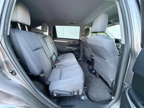 Used 2014 Toyota Highlander LE FWD image 13