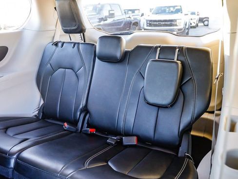 Certified 2024 Chrysler Pacifica Touring-L image 20