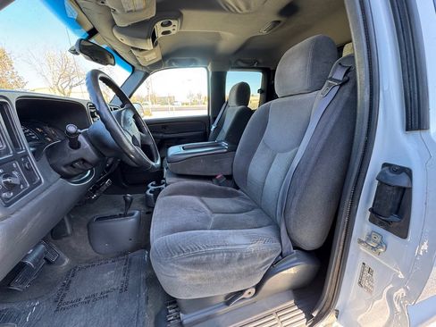 Used 2005 Chevrolet Silverado 2500 LS w/ Skid Plate Package AWD/4WD image 13