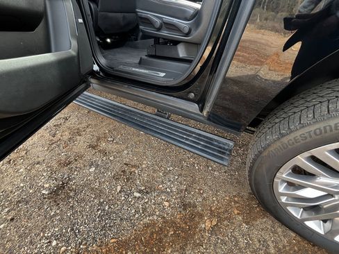 Used 2023 Chevrolet Suburban High Country image 41