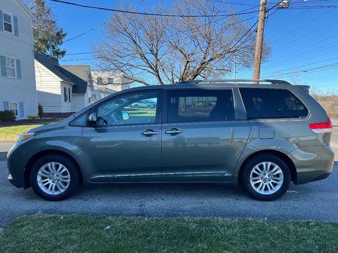 Used 2012 Toyota Sienna XLE w/ Premium Pkg image 5