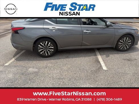 Used 2023 Nissan Altima 2.5 SV FWD image 12