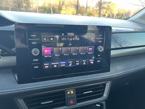 Certified 2025 Volkswagen Taos SE image 22