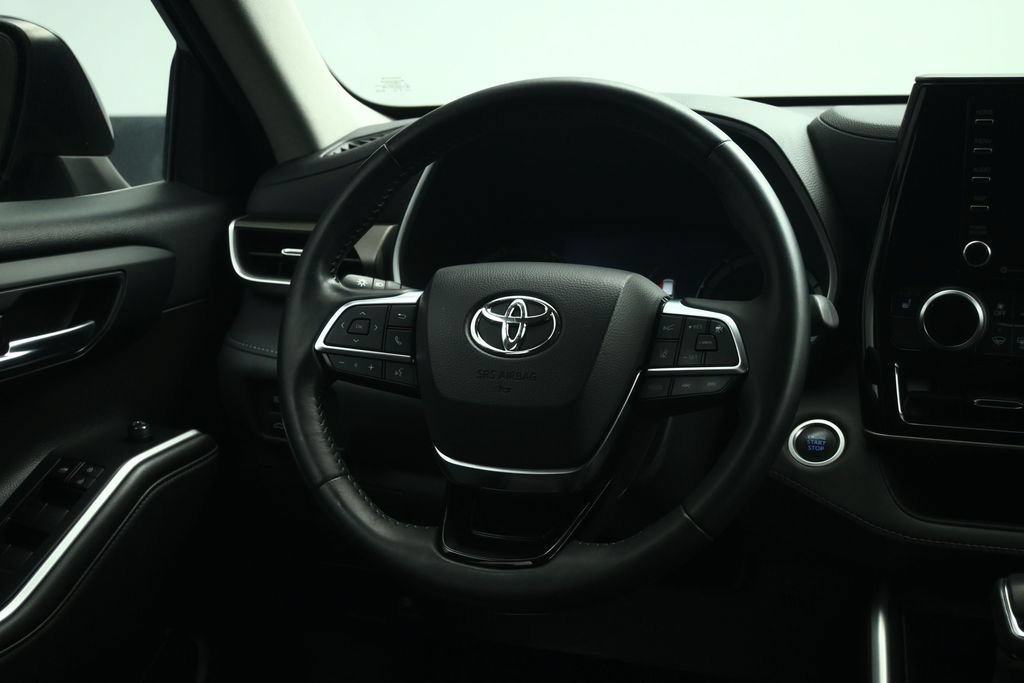 Used 2021 Toyota Highlander XLE AWD/4WD image 40