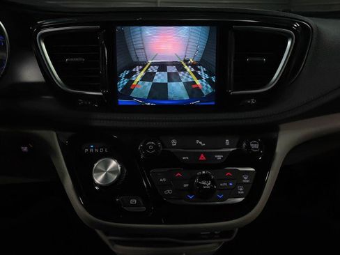 Used 2020 Chrysler Pacifica Limited image 32