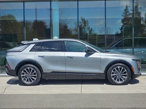 Used 2025 Cadillac Lyriq Sport RWD image 6