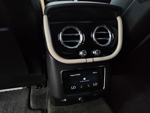 Used 2022 Bentley Bentayga image 40