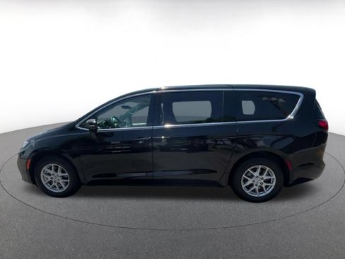 Used 2024 Chrysler Pacifica Touring-L FWD image 9