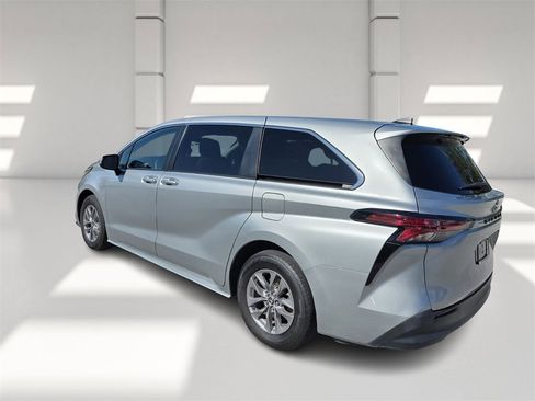 Used 2022 Toyota Sienna LE image 6