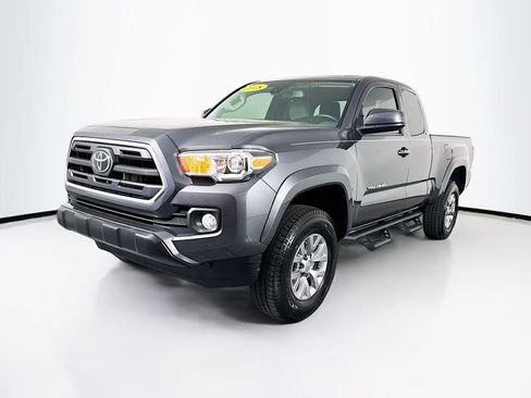 Used 2018 Toyota Tacoma SR5 image 3