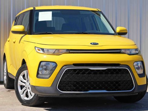 Used 2020 Kia Soul LX image 2