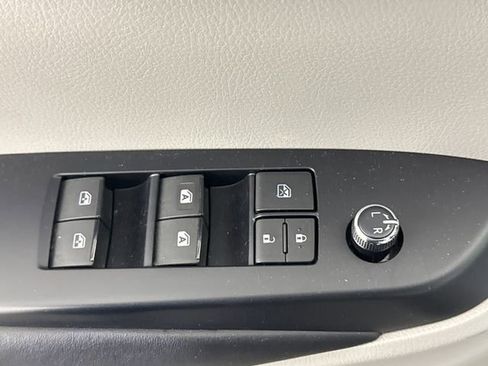 Used 2019 Toyota Highlander XLE AWD/4WD image 30