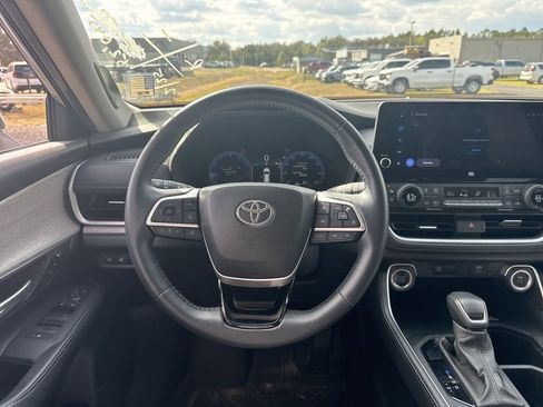 Used 2024 Toyota Grand Highlander FWD image 11